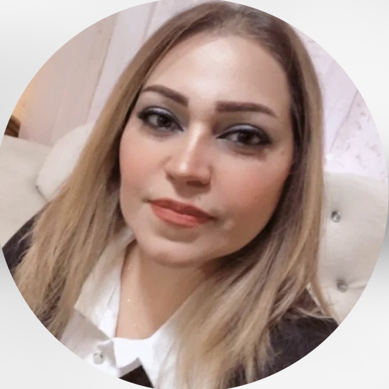 سلام و درود خدمت استاد کرمی بزرگوار خسته نباشید خدمت شما و تیم پشتیبانی حرفه‌ای مجموعه شما من بهمن ماه در دوره طراحی داخلی شما شرکت کردم رشته دانشگاهیم برق بود و دانش قبلیم در زمینه دکوراسیون خیلی کم بود فقط در حد آموزش‌های رایگان که تو اینستاگرام دیده بودم ولی بیان شما انقدر شیوا و شفاف بود که خداروشکر خیلی سریع یاد گرفتم و مجموعه درآمدم از 3 تا پروژه‌ای که تا الان گرفتم 90 میلیون شد