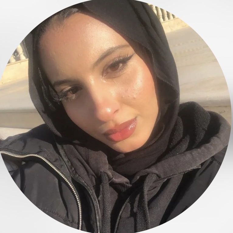 سلام میترا جوانمرد هستم از شهر شیراز من به شدت جویای آموزش و فعالیت تو زمینه طراحی داخلی بودم که با مجموعه شما آشنا شدم 4 ماه پیش در دوره‌ شرکت کردم همه چی عالی بوده از نحوه تدریس و بیانتون تا پشتیبانی خانم مرادی و البته اذیت‌های من ببخشید شرمنده واقعا قول می‌دم شاگرد بهتری باشم در مورد کار هم خوب بوده تا اینجا چند تا پروژه گرفتم که مجموع درآمدم 100 میلیون هست ولی چون مشغول خانه‌داری هستم نتونستم خیلی وقت بزارم وگرنه خیلی بهتر می‌شد استاد