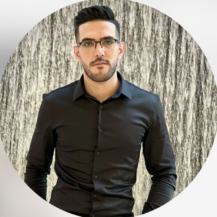 سلام استاد وقتتون بخیر بنده امینی هستم 25 ساله از شهر تبریز قبلا 2 سال بازاریاب مواد غذایی بودم و از درآمد و سختی کارم راضی نبودم تا حدود 6 ماه پیش که با پیج شما آشنا شدم و به طراحی داخلی علاقمند شدم اردیبهشت تو دوره طراحی داخلی شرکت کردم و تو این مدت آموزش‌ها رو کامل دیدم و تونستم اولین پروژه طراحیمو به قیمت 24 میلیون بگیرم تشکر خیلی فراوان دارم از شما که خالصانه تجربیاتتون رو در اختیار ما قرار دادین و خانم پارسایی عزیز که به عنوان پشتیبان همراهم بودن