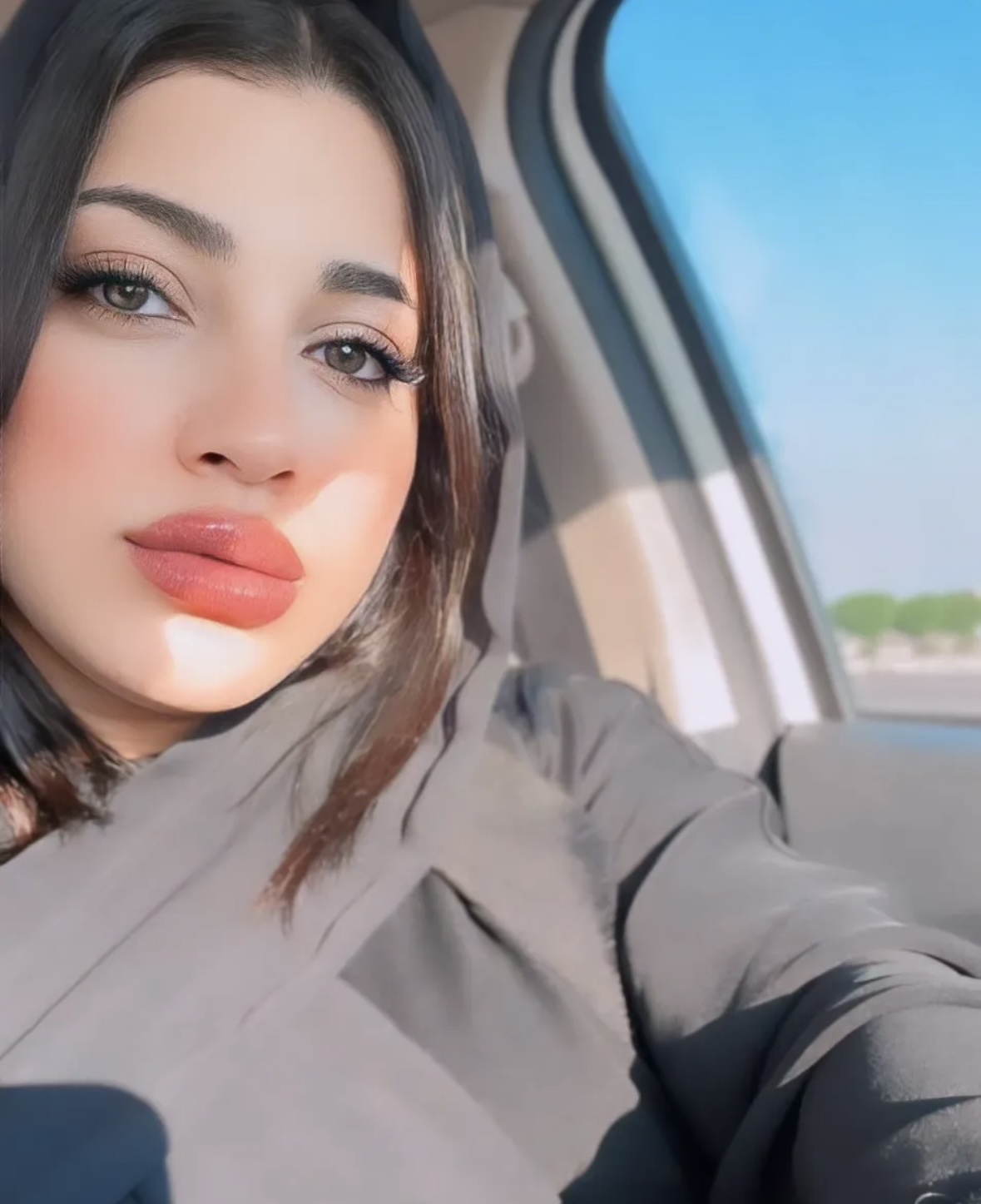 سلام استاد خسته نباشید من قبلا چند تا دوره شرکت کردم ولی چون روشی که یاد می‌دادن خیلی زمان بر بود و نیاز به سیستم به شدت قوی داشت من نتونستم از آموزش‌ها استفاده کنم و وارد بازار کار بشم. اما الان دارم تخصصی طراحی به روش شما انجام می‌دم و خداروشکر از کار و درآمدم خیلی راضیم آموزش‌های دوره برای من خیلی کاربردی بود و تیم پشتیبانی عالی که همه تمرین‌هارو رفع اشکال کردند مشابه کلاس‌های حضوری با این تفاوت که هزینه دوره شما یک پنجم هزینه کلاس حضوریه تو همین 4 ماهی که دارم تخصصی طراحی داخلی می‌کنم کلی مشتری دارم درآمدم به ماهی تقریبا 60 میلیون رسیده خیلی خیلی ممنونم از شما